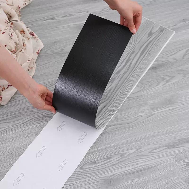 Kuori ja kiinnit&auml; lattia itseliimautuva vinyylilattia