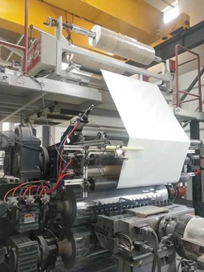 Afbeelding van het productieproces van luxe vinyltegels.