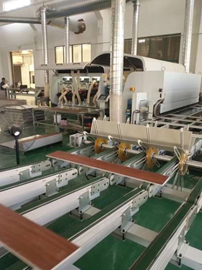 Afbeelding van het productieproces van laminaatvloeren.